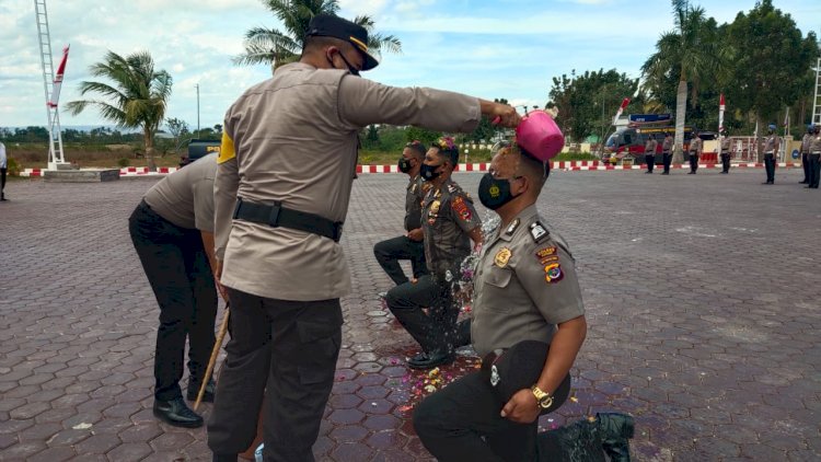 KAPOLRES KUPANG PIMPIN UPACARA KORP RAPORT KENAIKAN PANGKAT