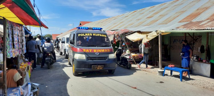 Masuk Pasar Sat Binmas Polres Kupang Himbau Masyarakat Patuhi Protokol Kesehatan