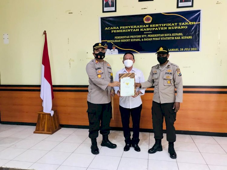 Kapolres Kupang Terima Sertifikat Tanah Dari Pemda Kupang