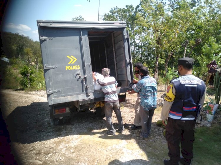 Datangi Warga Isoman Terdampak Covid-19 Kapolres Kupang Berikan Bantuan Ratusan Paket Sembako