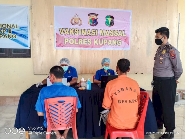 Klinik Polres Kupang Gelar Vaksinasi Untuk Para Tahanan