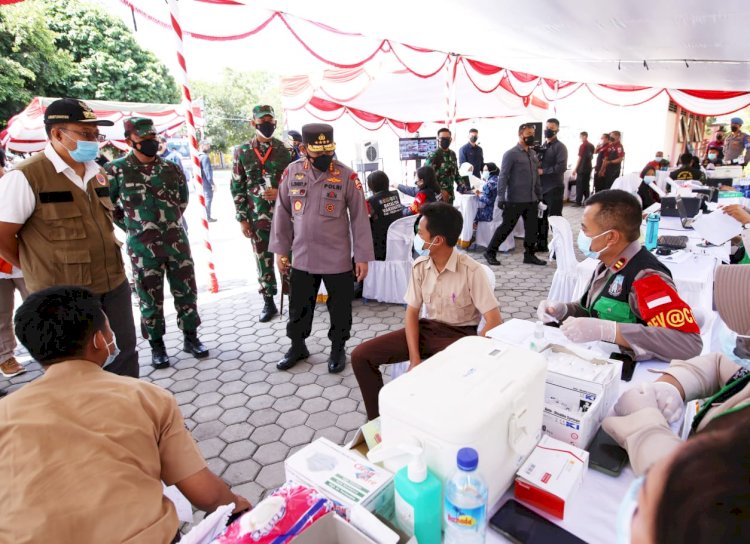 Tinjau Vaksinasi Serentak 10 Titik di NTB, Kapolri Harap Target Pemerintah Segera Terwujud