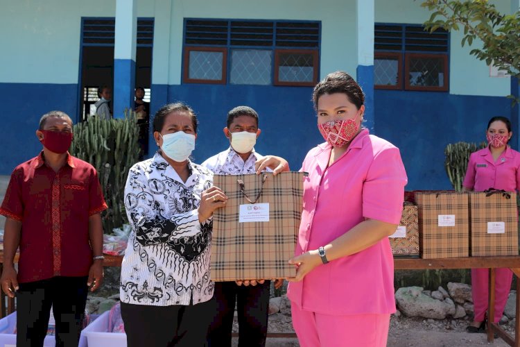 Apresiasi Kepsek SDN 1 Manusak di Kunjungi Ketua Bhayangkari dan Rombongan