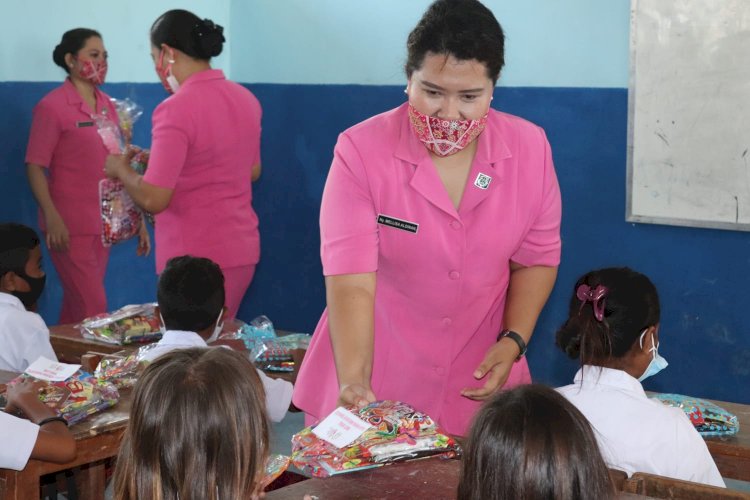 Apresiasi Kepsek SDN 1 Manusak di Kunjungi Ketua Bhayangkari dan Rombongan