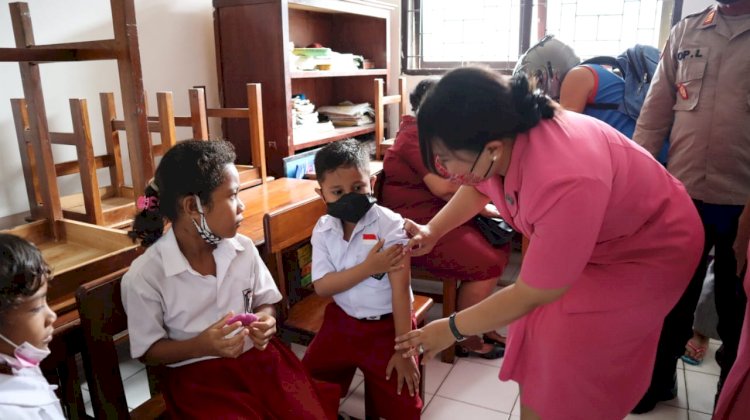 Ketua Bhayangkari Kupang Semangati Siswa SD Advent Tidak Takut Vaksin