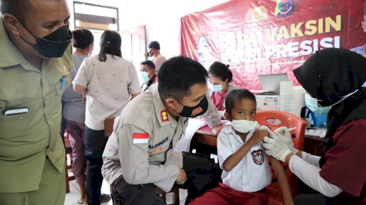 Kapolres Kupang Tinjau Vaksinasi Anak Usia 6 - 11 Tahun Di SD Advent Oesao