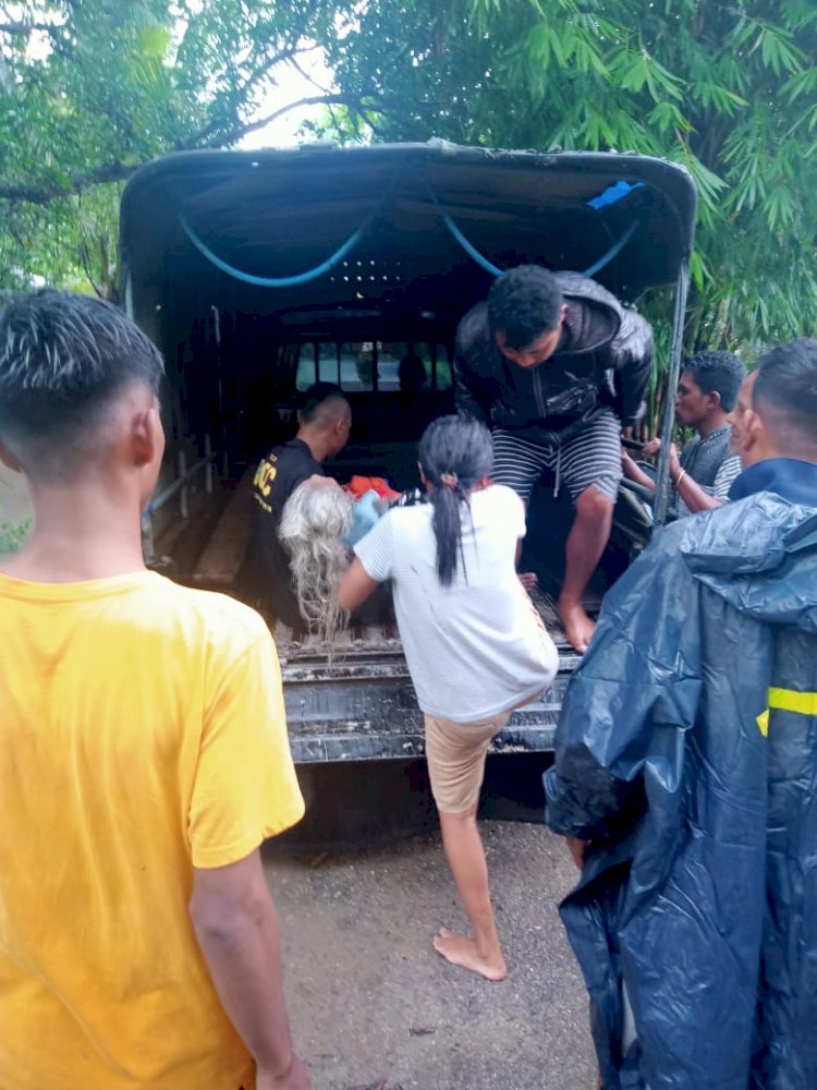 Warganya di laporkan hilang Bhabinkamtibmas Aipda Joko Susilo di bantu warga lakukan pencarian