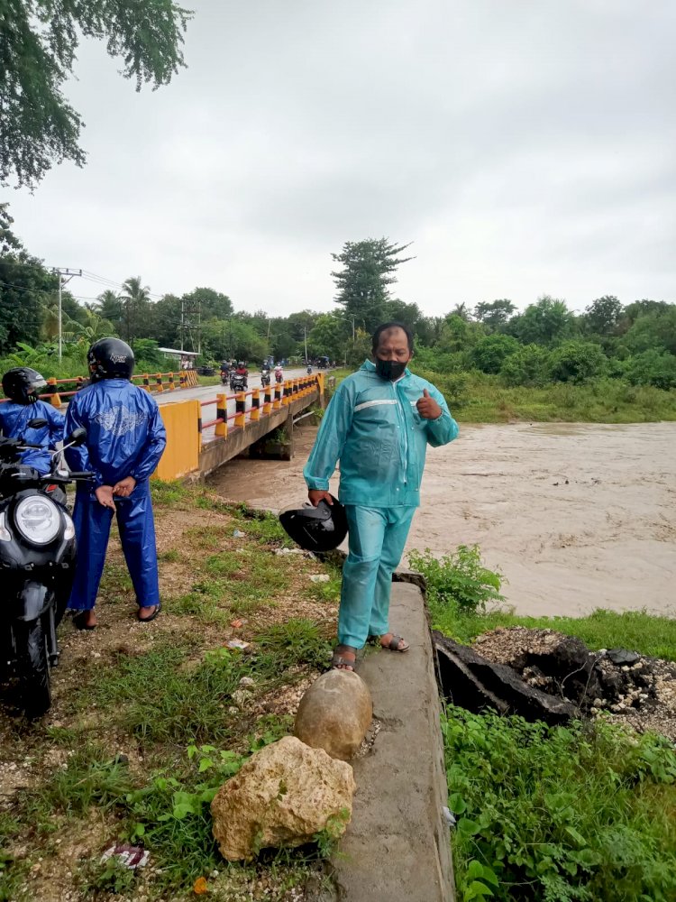 Warganya di laporkan hilang Bhabinkamtibmas Aipda Joko Susilo di bantu warga lakukan pencarian