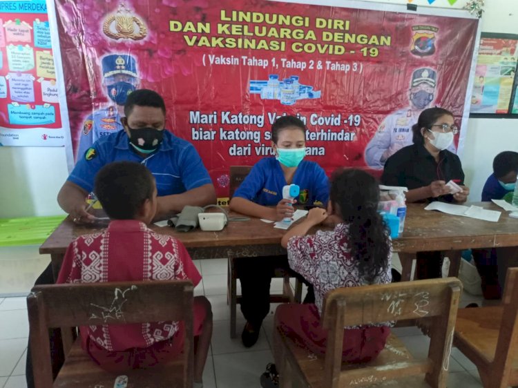 Sebanyak 63 Pelajar SD Inpres Merdeka Mendapat Vaksi Tahap II Dari Tim Vaksinator Polres Kupang