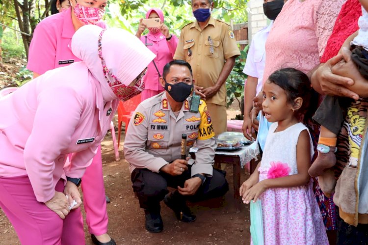 Kapolres Kupang Dampingi Ketua Bhayangkari Daerah NTT Berikan Bansos