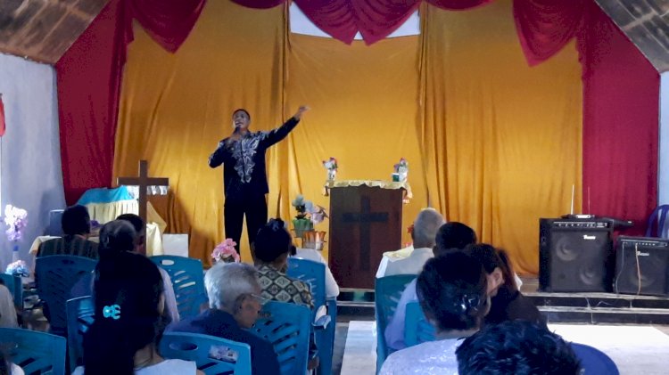 Aiptu Emmu Sabloit S.H, Melaksanakan Pengamanan Ibadah di Gereja Juga Menyampaikan Khotbah Perayaan Paskah