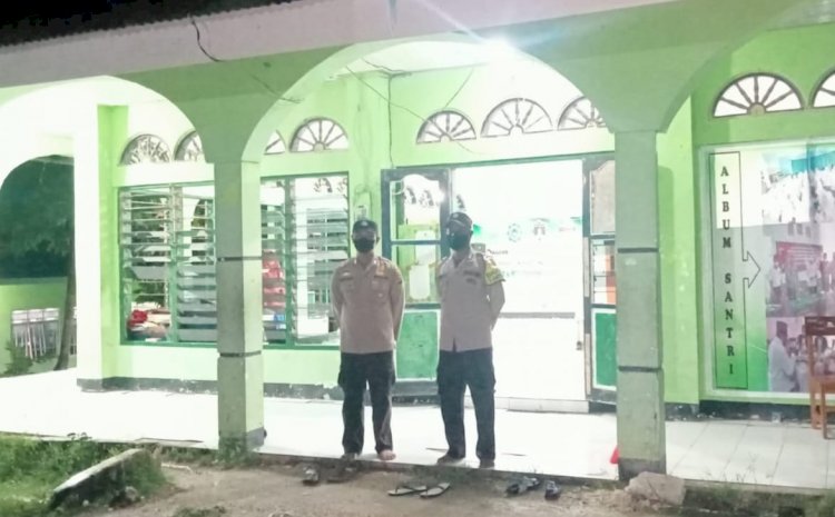 Polisi Berikan Rasa Aman Pada Masyarakat Yang Melakasakan Ibadah Sholat Tarawih