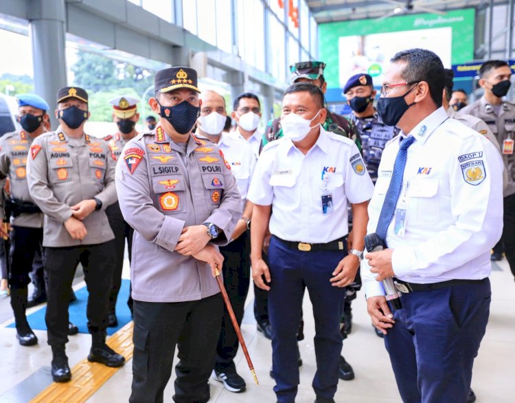 Tinjau Stasiun Pasar Senen, Kapolri Imbau Warga Mudik Sebelum Tanggal 28 April