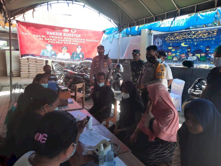 Wakapolres Kupang Pantau Pelaksanaan Vaksinasi Serentak Satu Juta Booster di Masjid Babussalam Oesao