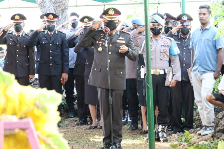 Kapolres Kupang Pimpin Penghormatan Terakhir Kepada Almarhum Aipda Phillipus Tadi