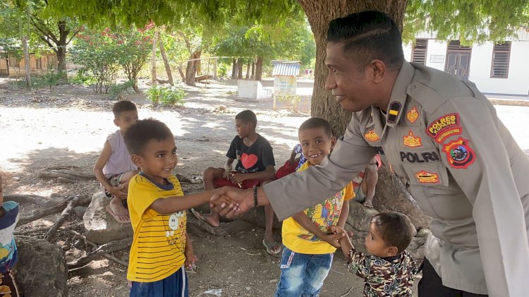 Wakapolsek Kupang Tengah Berbagi Kasih Kepada Anak-anak Kampung Noeltes Terdampak Pembangunan Bendungan Tefmo-Manikin