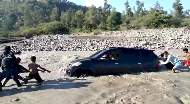 Polsek Amfoang Timur Bersama Warga Evakuasi Mobil  Terjebak Banjir