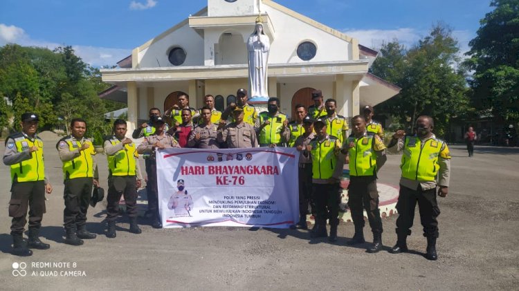 Sambut Hari Bhayangkara ke-76 Personil Polres Kupang Melaksanakan Baksos Bersihkan Rumah Ibadah