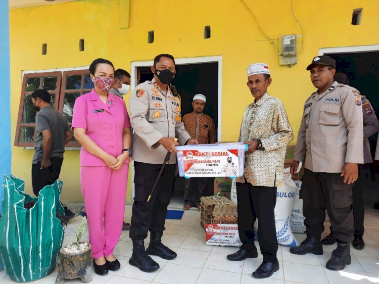 Kapolres Kupang Beserta Ibu Berikan Batuan Sembako Ke Pondok Pesantren Tarbiaytul MU'Allafin