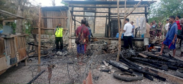 Datangi TKP Kebakaran Rumah Bhabinkamtibmas Imbau Warga Untuk Waspada