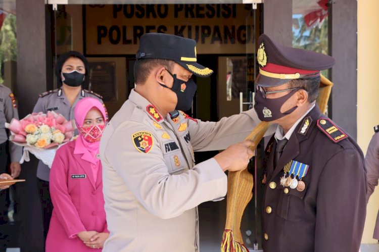 Happy Ending !!! Iptu Purnawirawan Sergius Nahak Seran  Dilepas dengan Seremoni Pedang Pora