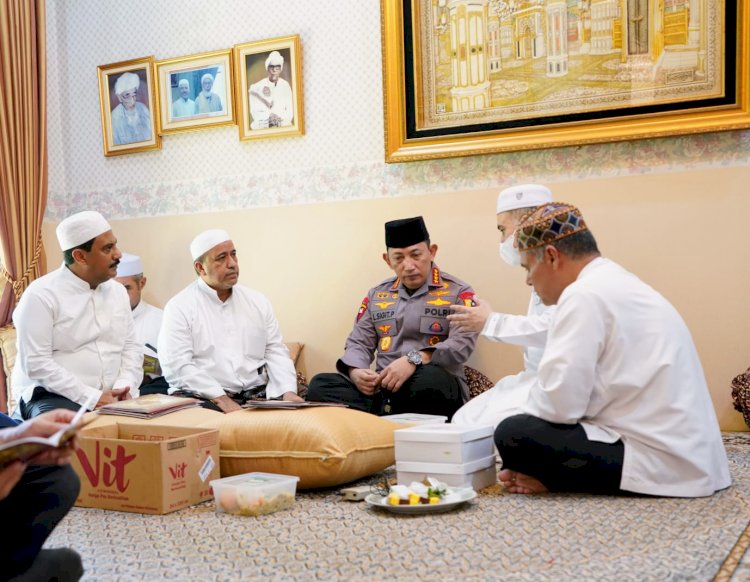 Takziah ke Rumah Duka Habib Zen Bin Umar, Kapolri: Beliau Saya  Anggap Ayah Sendiri