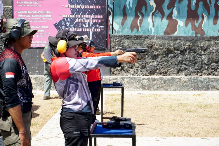 Polwan Polres Kupang Dominasi Juara Lomba Menembak Memperingati HUT Polwan ke-74