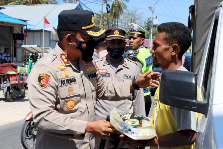 Kapolres dan Wakapolres Kupang Bahu Membahu Bagikan Sembako Kepada Pengemudi Angkutan Umum