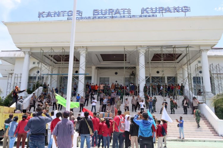 Polres Kupang Berhasil Amankan Aksi Unjuk Rasa Damai Aliansi Pemuda dan Mahasiswa Peduli Masyarakat Kabupaten Kupang di Kantor Bupati Kupang