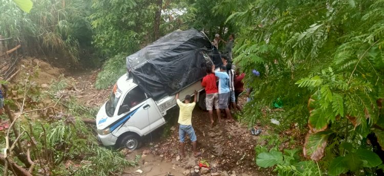 Kapolsek Sulamu Berjibaku Mengevakuasi Mobil Warga Yang Terperosok Kedalam Sungai