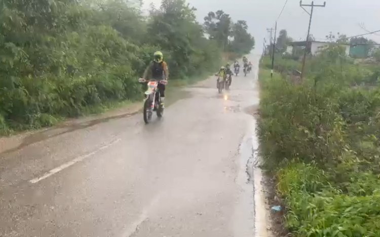 Rela Menerjang Hujan dan Banjir, Kapolres Kupang  Jangkau TPS yang Laksanakan Pilkades