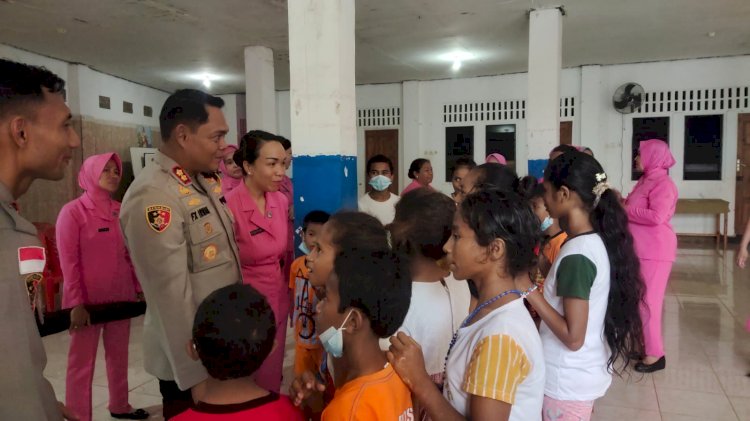 Senyum Semringah Anak-Anak  Panti Asuhan Menyambut Kapolres Kupang dan Ketua Bhayangkari