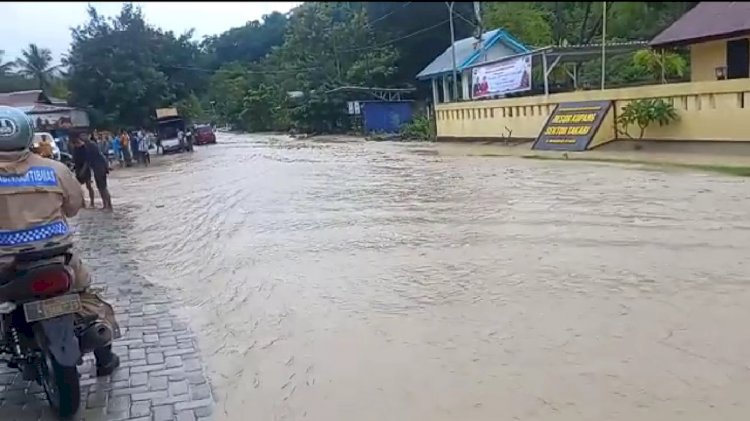 Personil Polsek Takari Berjibaku Bantu Evakuasi Warga Terdampak Banjir Sungai Bokong