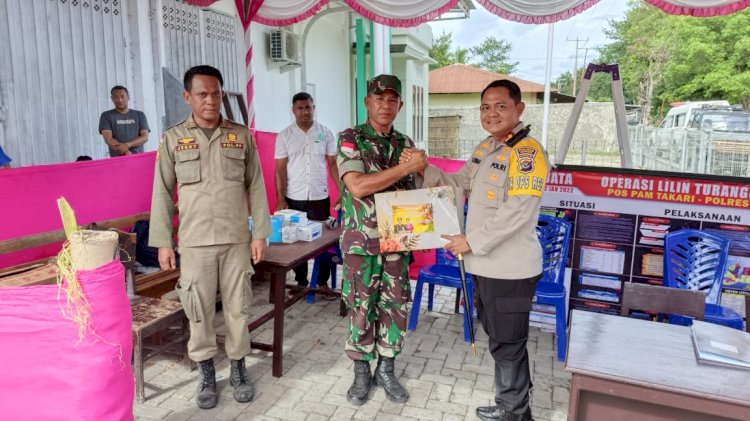 Bukti Peduli pada Personil Yang Menempati Pos Pam, Kapolres Kupang berkeliling sambil membagikan Parcel Natal