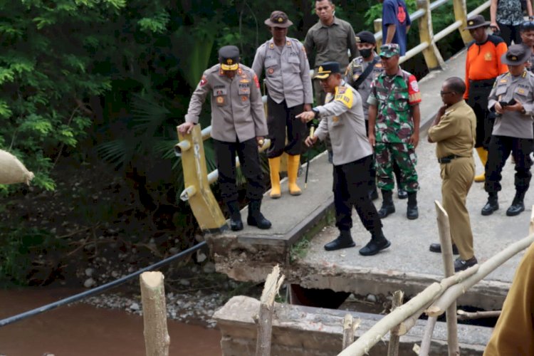 Pantau Langsung  Jembatan Nunpisa Yang Ambruk, Kapolda NTT Sempatkan diri Sambangi Warga Desa Nunkurus