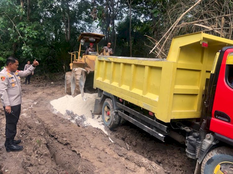 Bukti Peduli Pada Masyarakat Kabupaten Kupang, Kapolres Irwan Terjun Langsung Memantau Pengerjaan Jembatan dan Jalan Yang Rusak