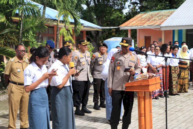 Safari Kamtibmas di SMA Negeri 1 Kupang Timur, Kapolda NTT beri tantangan untuk para siswa yang bisa merangkum dan menceritraakan kembali dalam bahasa Inggris