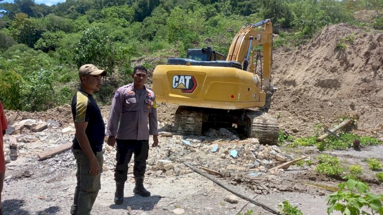 Ruas Jalan Timor Raya di Takari Longsor, Arus Lalin Yang Hubungkan Empat Kabupaten Lumpuh Total