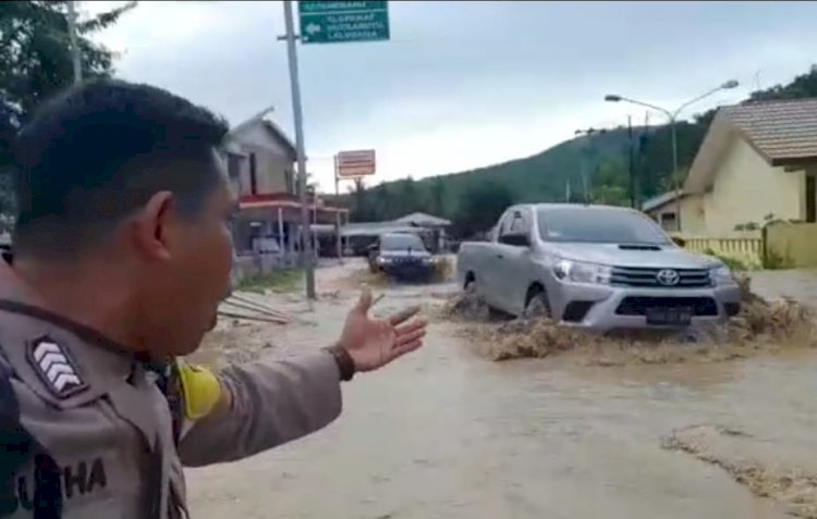 Sungai Bokong Takari Kembali Meluap Genangi Jalan Timor Raya Hingga Rumah Warga