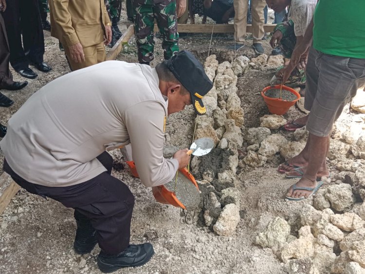 Kapolres Kupang Sumbang Dua Ratus Sak Semen untuk Menunjang Kegiatan Praja Raksaka Peduli Rakyat Korem 161/Wira Sakti