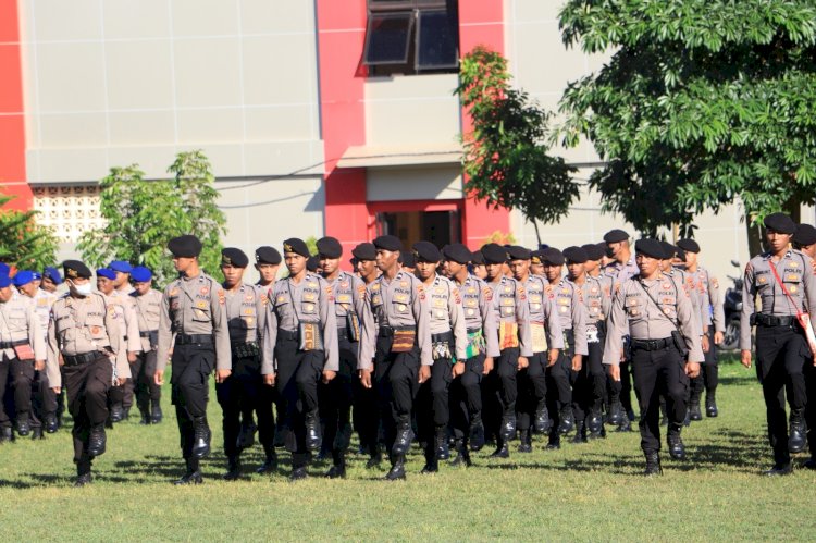 Unik, Serentak Anggota Polda NTT Kenakan Tas Motif Tradisional Produk UMKM