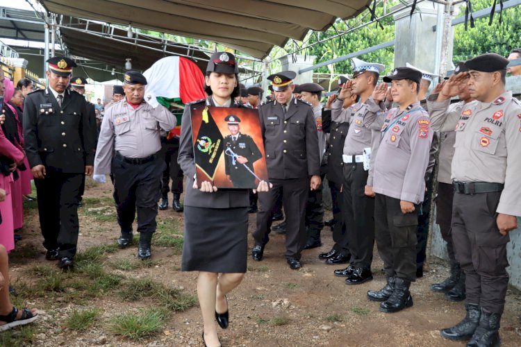 Larut Dalam Duka, Ratusan Personil Polres Kupang Beri Penghormatan Terakhir kepada Jenazah Almarhum Ipda Mansur Saleh