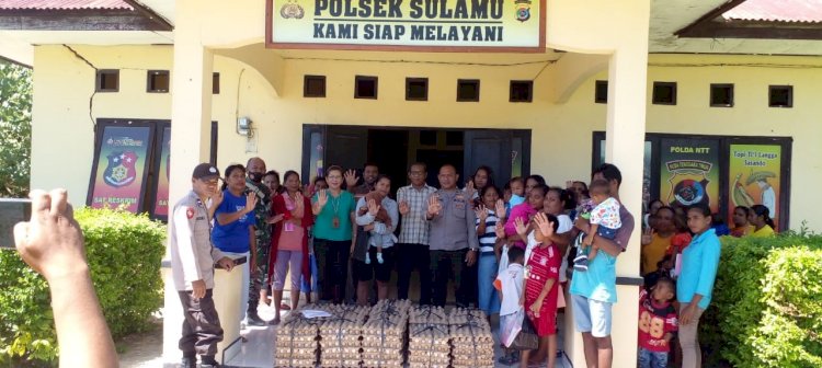 Polsek Sulamu Bagi-Bagi Telur Kepada Anak Stunting di Kecamatan Sulamu