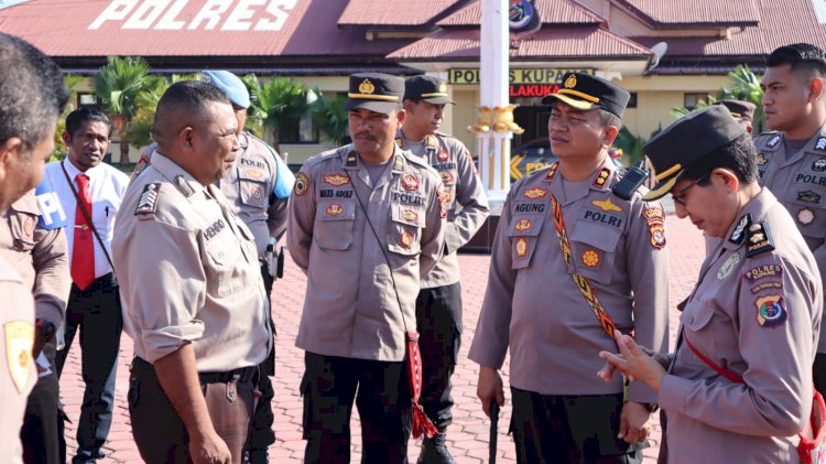 Pastikan Anggota Tidak Indispliner, Kapolres Kupang Cek Langsung Kelengkapan Administrasi  dan Sikap Tampang Anggota