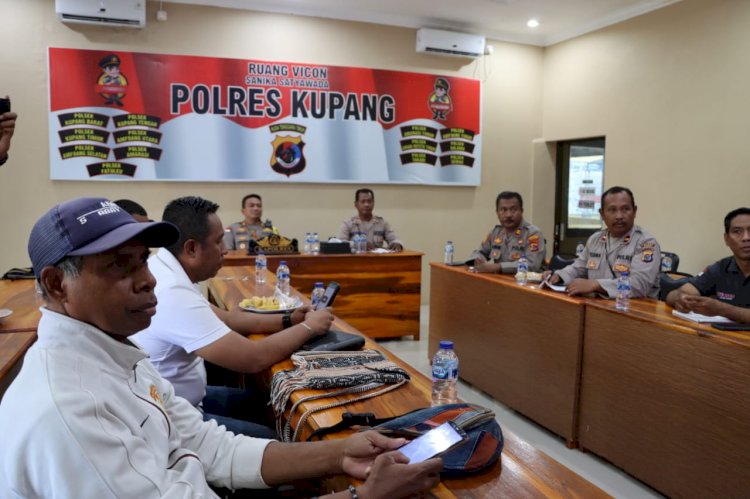 Belasan Jurnalis Hadiri Dialog Publik Yang Digelar Divisi Humas Polri di Polres Kupang