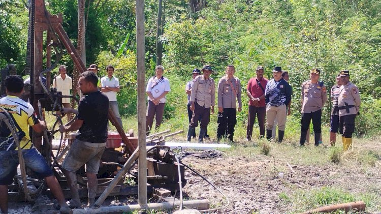 Kapolres Kupang Dampingi Karolog Polda NTT, Mengecek Perkembangan Pengerjaan Sumur Bor Bantuan Ibu Kapolri