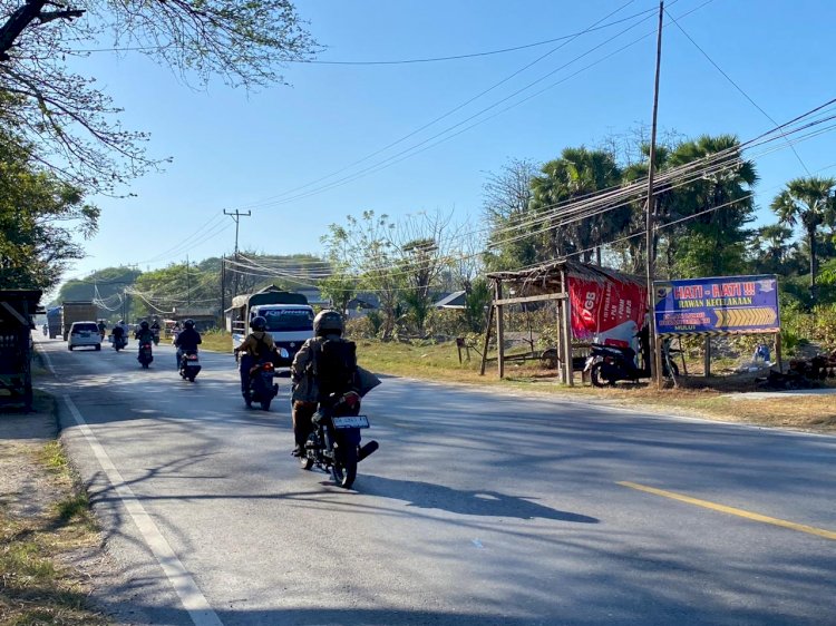 Bentang Spanduk di Jalan Raya Cara Polres Kupang Cegah Meningkatnya Kecelakaan