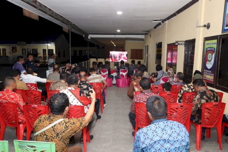 Kapolres Kupang Bersama Anggota dan Masyarakat Gelar Nobar  Pagelaran Wayang Kulit Wahyu Cakraningrat