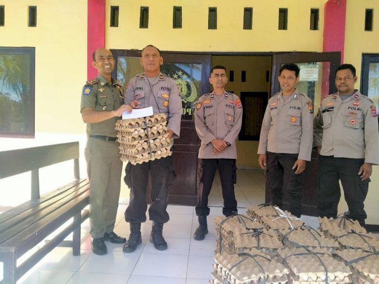 Peduli Stunting, Polsek Kupang Timur Salurkan Bantuan Ratusan Butir Telur