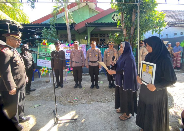 Wakapolres Kupang Kompol Yulianus Lau  Pimpin Upacara Pemakaman Jenasah Almarhum Aiptu Muhamad Amir, S.Sos